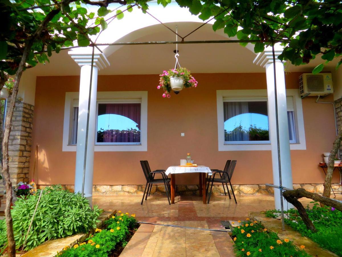Beach Apartments Roza - The Garden Apartment Biograd Na Moru Exterior foto