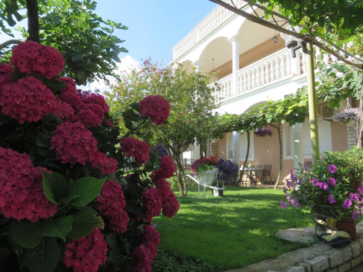 Beach Apartments Roza - The Garden Apartment Biograd Na Moru Exterior foto